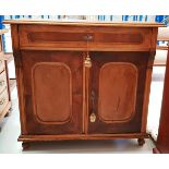 A NEATLY SIZED SIDE BOARD / CABINET, a single long frieze drawer over a 2 door cabinet, with carved