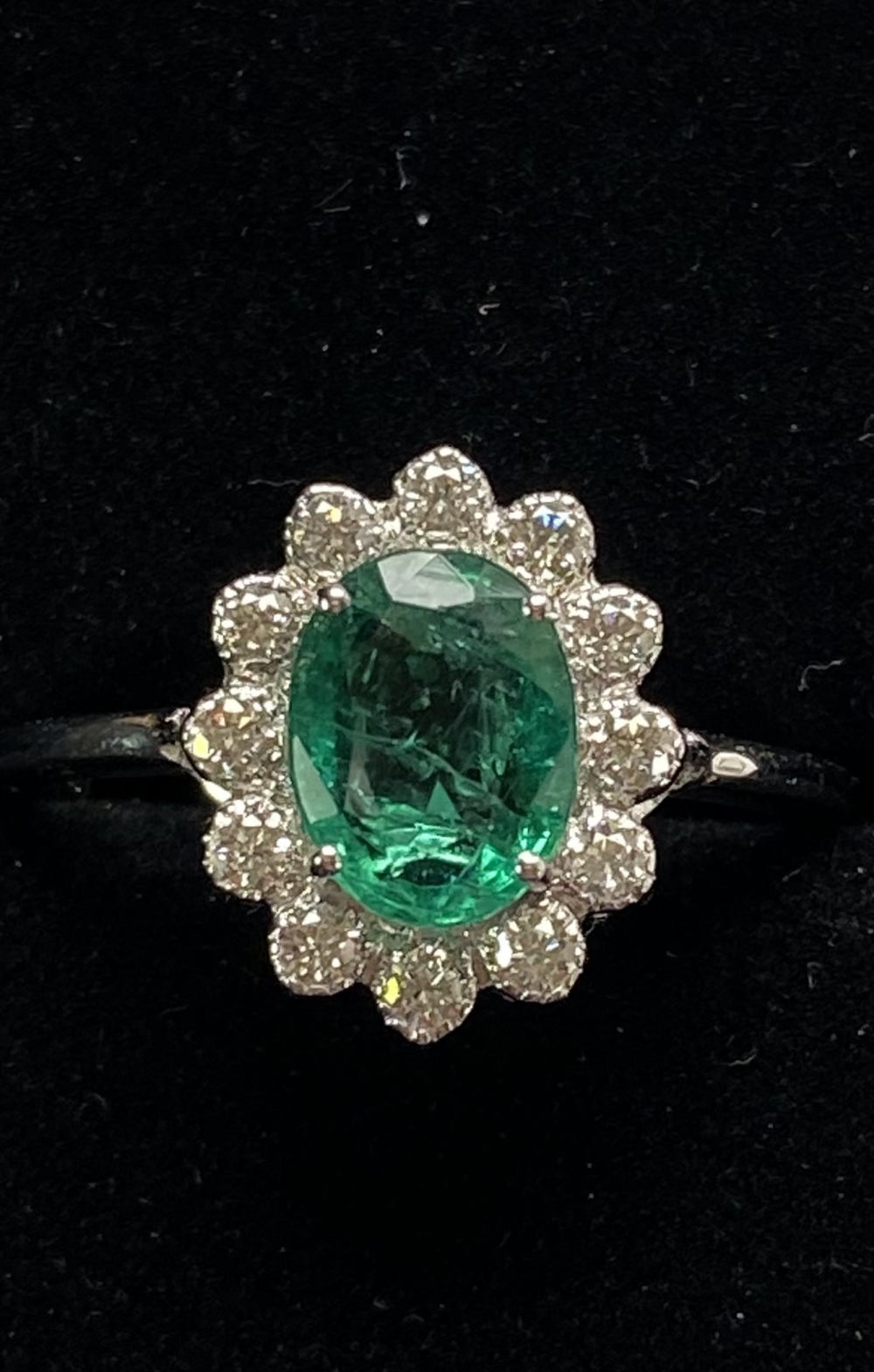 A BEAUTIFUL 18CT WHITE GOLD COLUMBIAN EMERALD AND DIAMOND CLUSTER RING, a wonderful handmade ring of