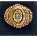 AN ANTIQUE YELLOW GOLD MOURNING BROOCH, set with a seed pearl in a gold and blue enamelled star moti