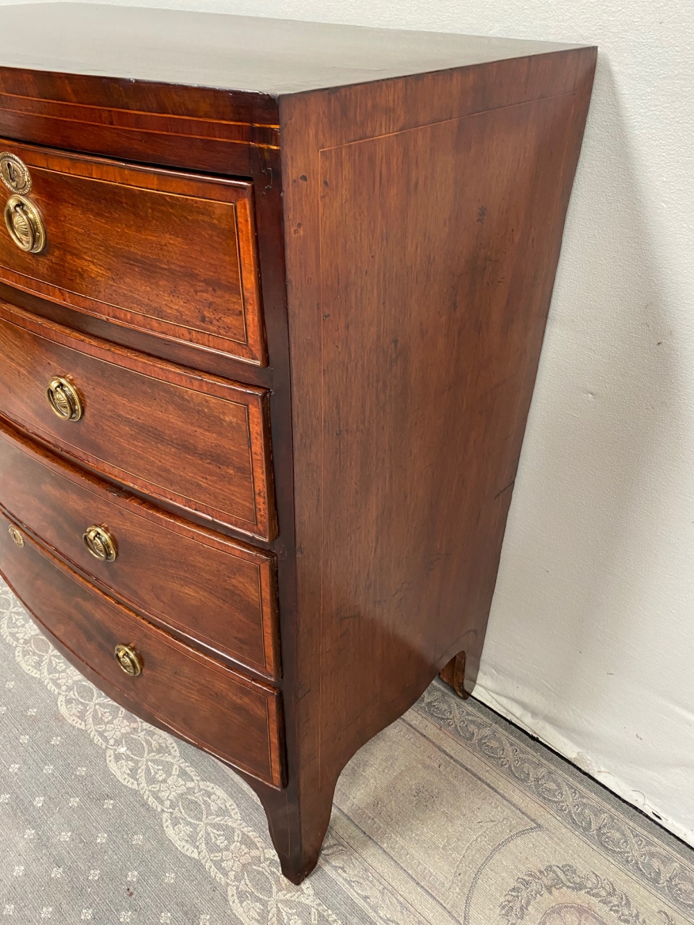 A VERY FINE AND ATTRACTIVE BOW FRONTED REGENCY MAHOGANY CHEST OF DRAWERS, with cross-banded and inla - Image 6 of 6