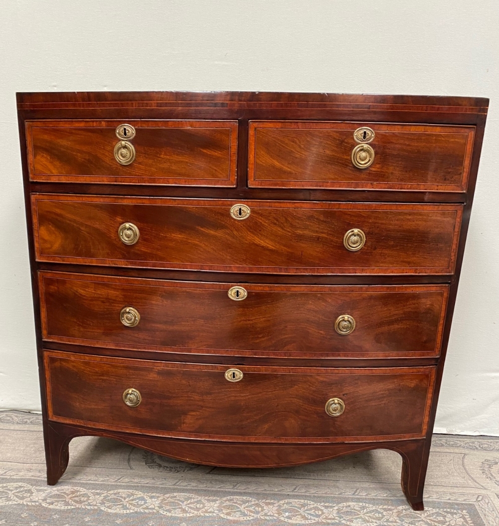 A VERY FINE AND ATTRACTIVE BOW FRONTED REGENCY MAHOGANY CHEST OF DRAWERS, with cross-banded and inla