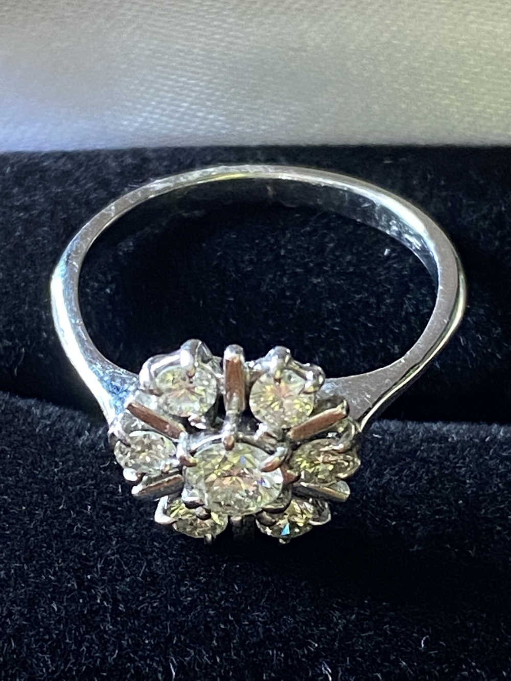 A VINTAGE 18CT WHITE GOLD DIAMOND DAISY CLUSTER RING, 1.10cts of diamond approx. Ring Size N. - Image 2 of 8