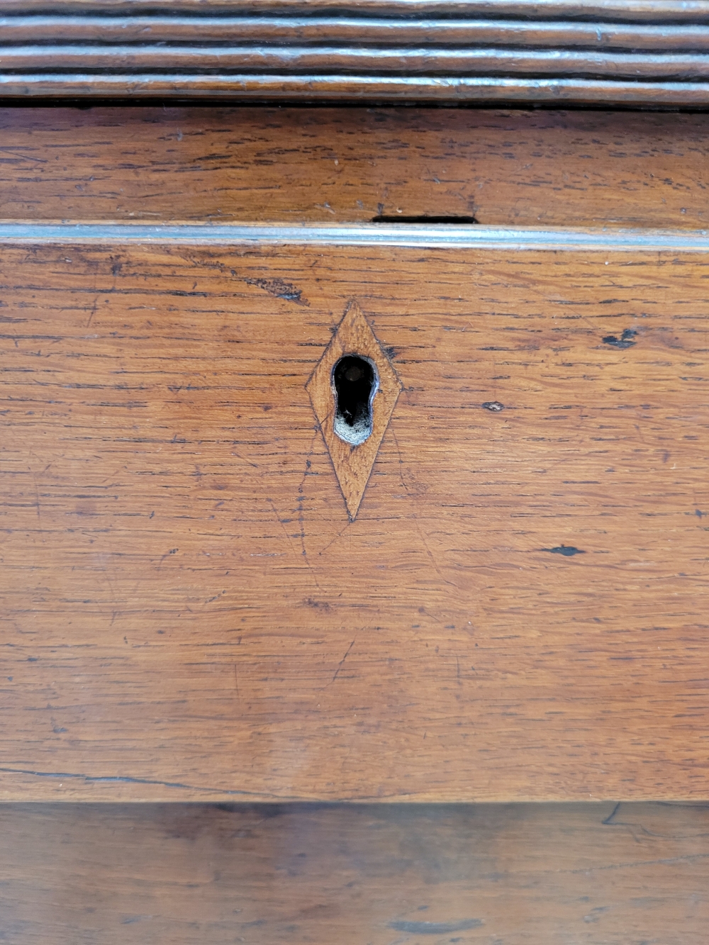 AN 18TH CENTURY OAK SIDE BOARD/ DRESSER, with raised shelved back, each shelf with plate lip and ree - Image 7 of 9