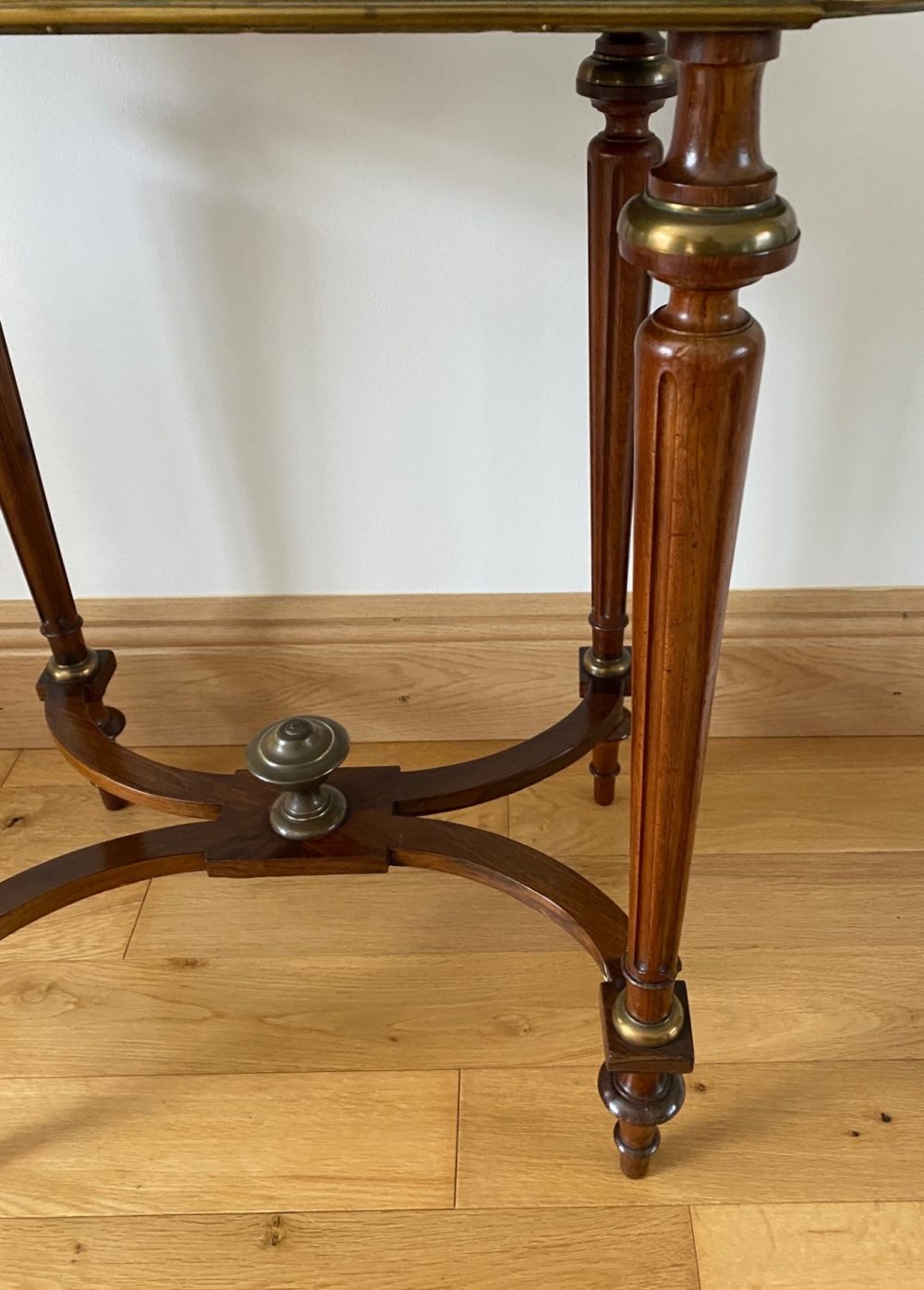 A VERY FINE ROSEWOOD CROSSBANDED & MARQUETRY INLAID SIDE TABLE, with bow ends, the top lifts to reve - Image 5 of 7