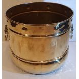 A GOOD QUALITY 19TH CENTURY POLISHED BRASS PLANTER, with lion head ring handles, in excellent condit