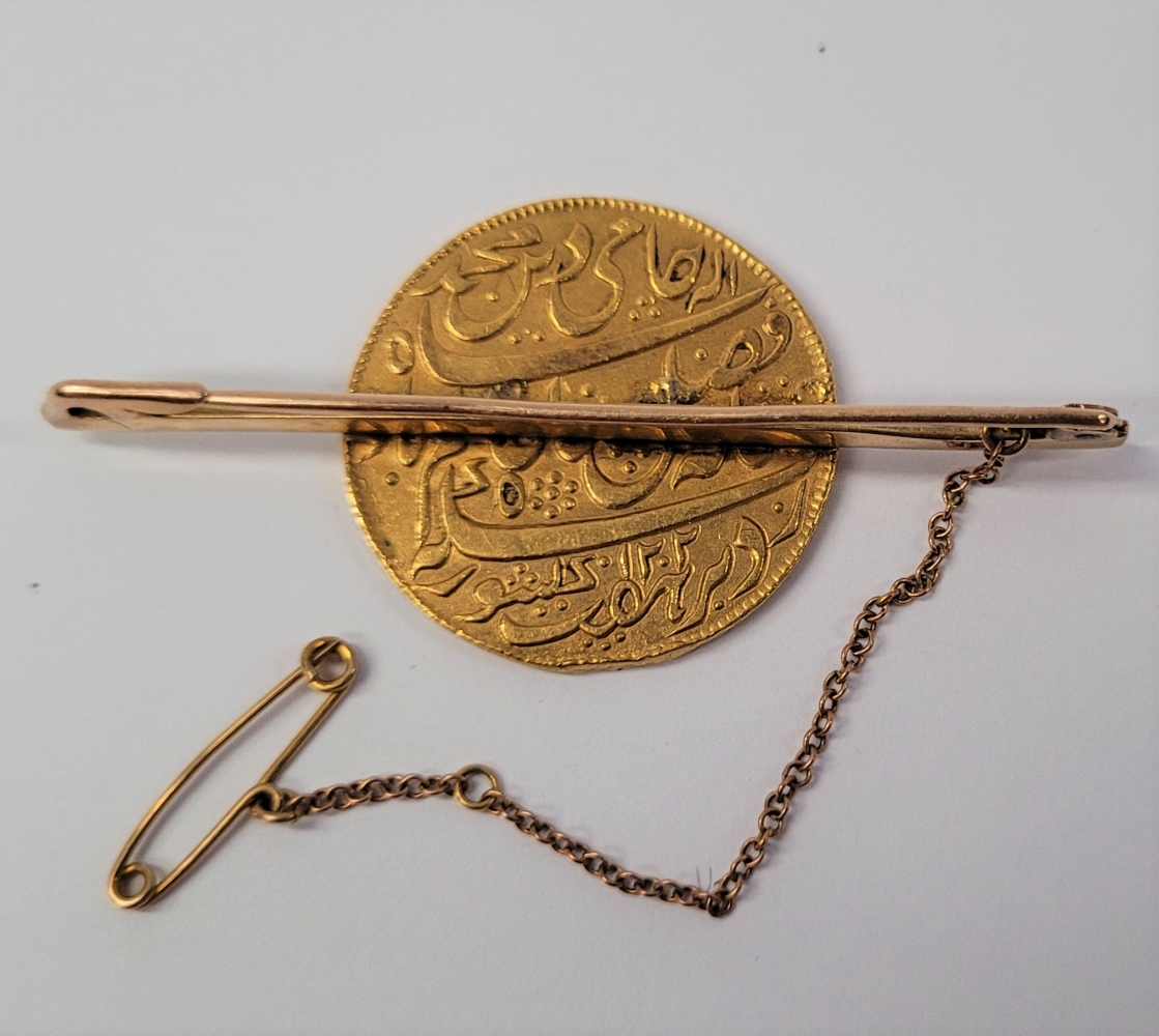 A CASED 9CT YELLOW GOLD BAR BROOCH WITH GOLD COIN MOUNTED, - Coin: Bengal Presidency, Gold Mohur, in - Image 3 of 3