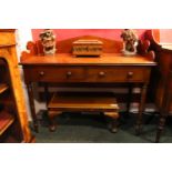 A GOOD QUALITY IRISH 19TH CENTURY HALL / SERVING TABLE, with a triangular three quarter raised galle