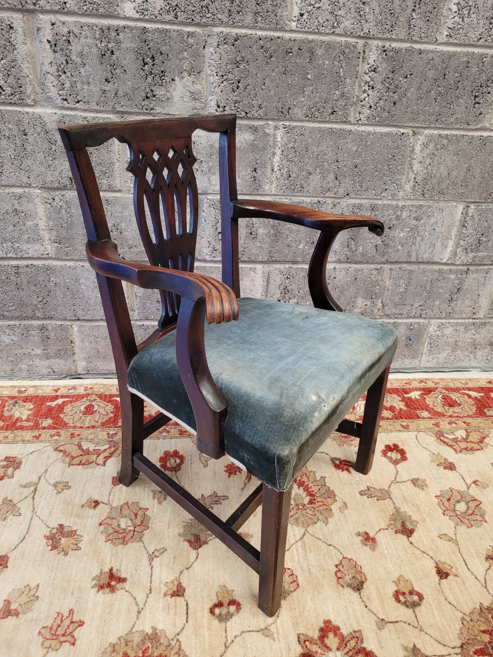 A FINE IRISH 18TH CENTURY CARVER / ARM CHAIR, with carved scroll tip arm rests, and pierced splat ba - Image 2 of 7