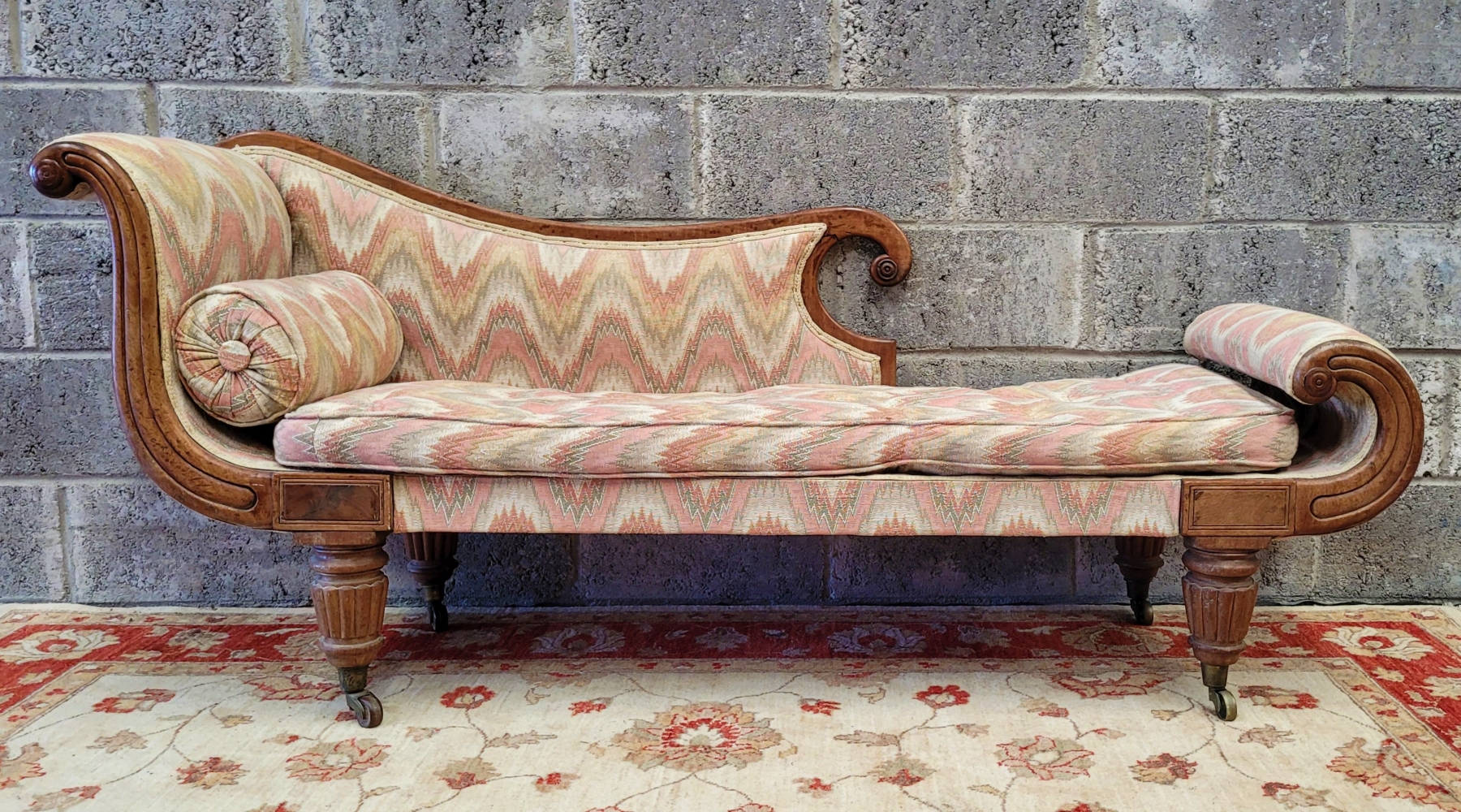 GOOD EARLY 19TH CENTURY DAY BED / CHAISE LONGUE, with scrolling rests, raised on reeded turned legs - Image 3 of 6