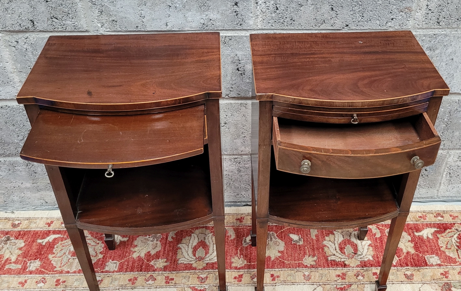 A PAIR OF MAHOGANY AND SATINWOOD INLAID BEDSIDE LOCKERS/CHESTS, with a brush slide over a single bow - Image 4 of 4