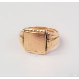 A 9CT GOLD SIGNET RING, ring size M approx. 7.67g