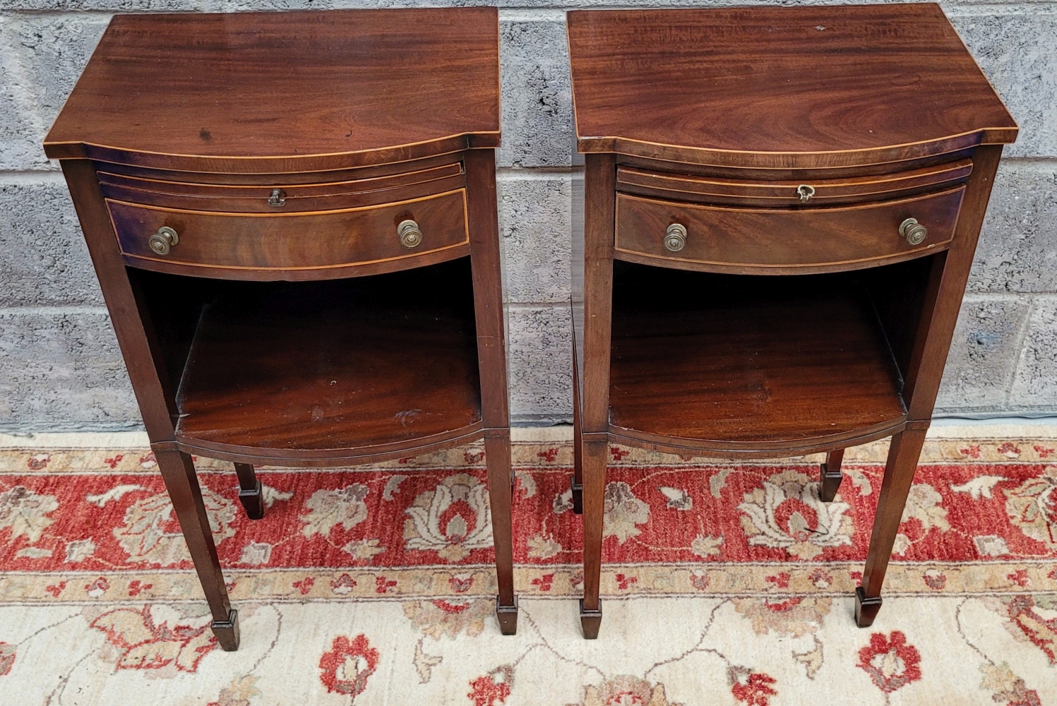 A PAIR OF MAHOGANY AND SATINWOOD INLAID BEDSIDE LOCKERS/CHESTS, with a brush slide over a single bow - Image 2 of 4