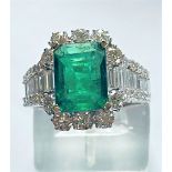 A BEAUTIFUL 18CT WHITE GOLD RECTANGULAR COLUMBIAN EMERALD & DIAMOND CLUSTER RING, with 3.20ct Emeral