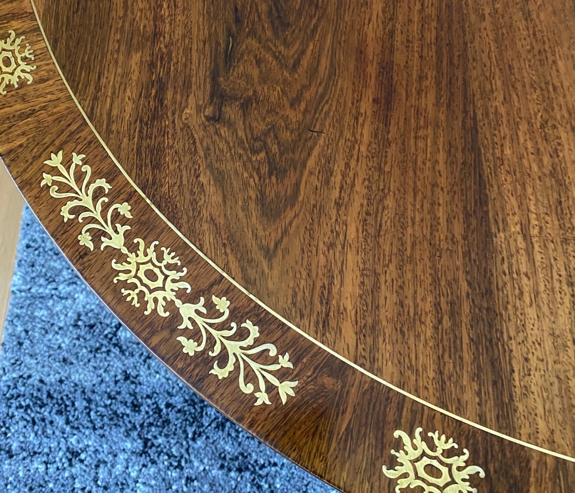 AN EXCEPTIONALLY FINE REGENCY ROSEWOOD BRASS INLAID TABLE, circular top decorated with wonderful inl - Image 3 of 11