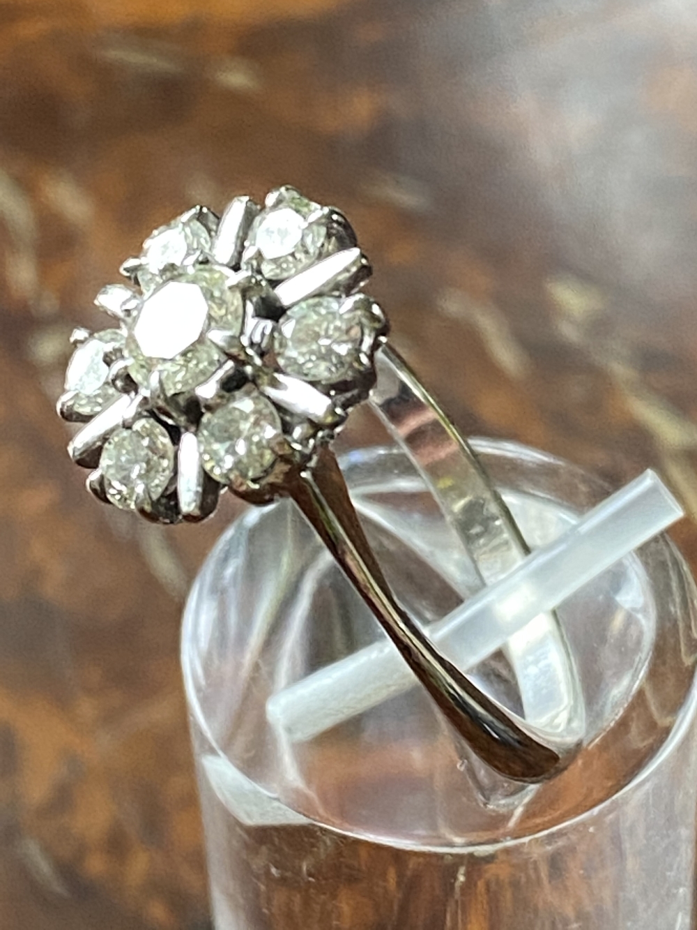 A VINTAGE 18CT WHITE GOLD DIAMOND DAISY CLUSTER RING, 1.10cts of diamond approx. Ring Size N. - Image 4 of 8