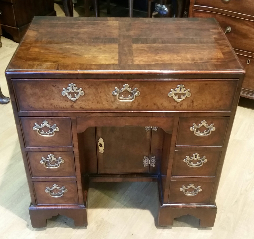 A SUPERB 18TH CENTURY GEORGE I NEATLY SIZED WALNUT KNEEHOLE DESK / DRESSING TABLE, with quarter vene - Image 2 of 6