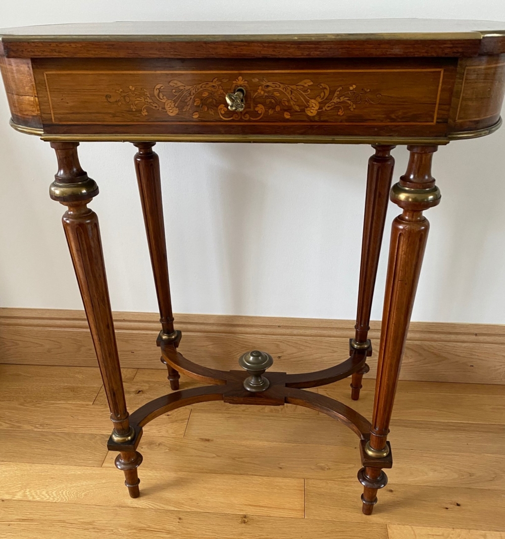 A VERY FINE ROSEWOOD CROSSBANDED & MARQUETRY INLAID SIDE TABLE, with bow ends, the top lifts to reve - Image 2 of 7