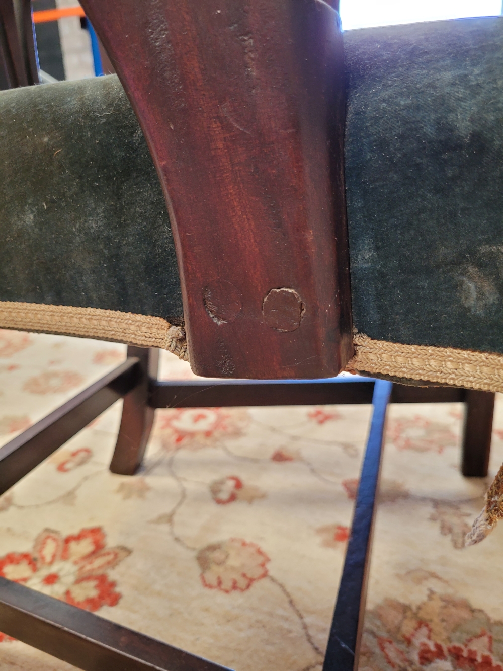 A FINE IRISH 18TH CENTURY CARVER / ARM CHAIR, with carved scroll tip arm rests, and pierced splat ba - Image 7 of 7