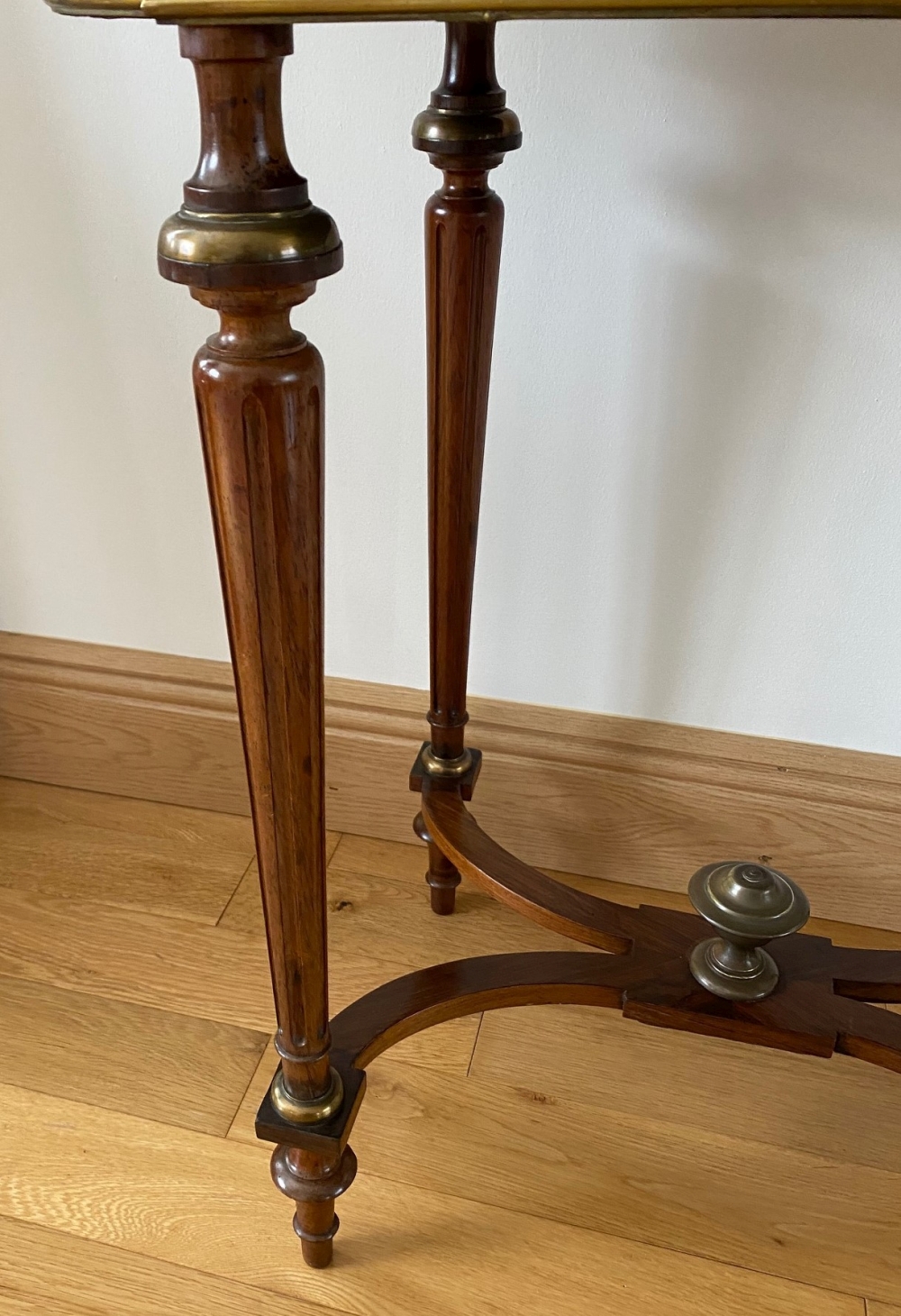 A VERY FINE ROSEWOOD CROSSBANDED & MARQUETRY INLAID SIDE TABLE, with bow ends, the top lifts to reve - Image 4 of 7