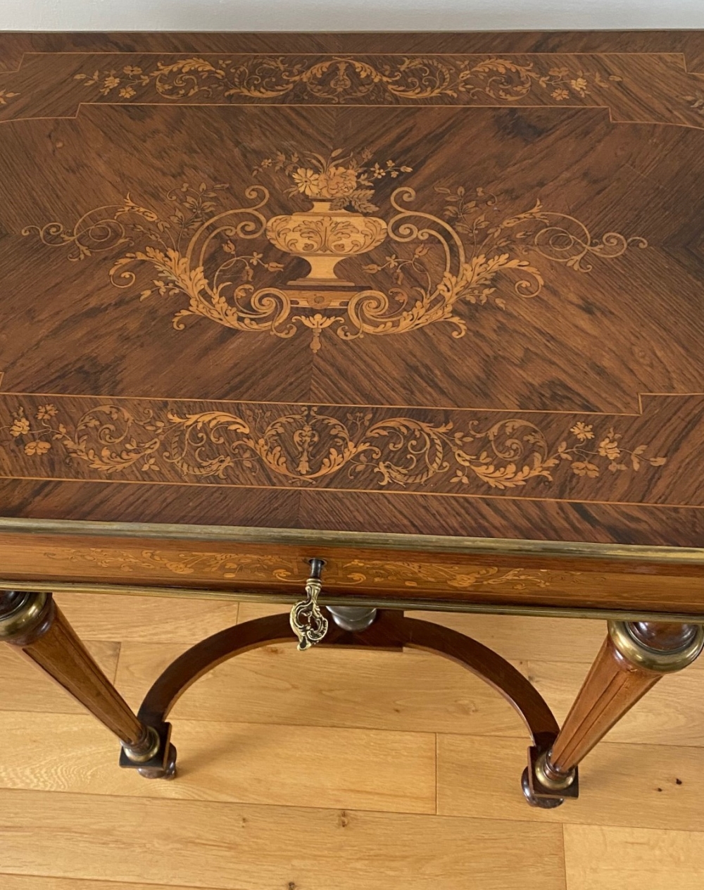 A VERY FINE ROSEWOOD CROSSBANDED & MARQUETRY INLAID SIDE TABLE, with bow ends, the top lifts to reve - Image 6 of 7