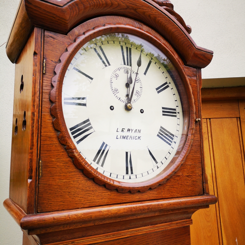 A VICTORIAN OAK CASED PROVINCIAL DOMESTIC REGULATOR GRANDFATHER CLOCK, name on the clock face: L. E. - Image 3 of 7