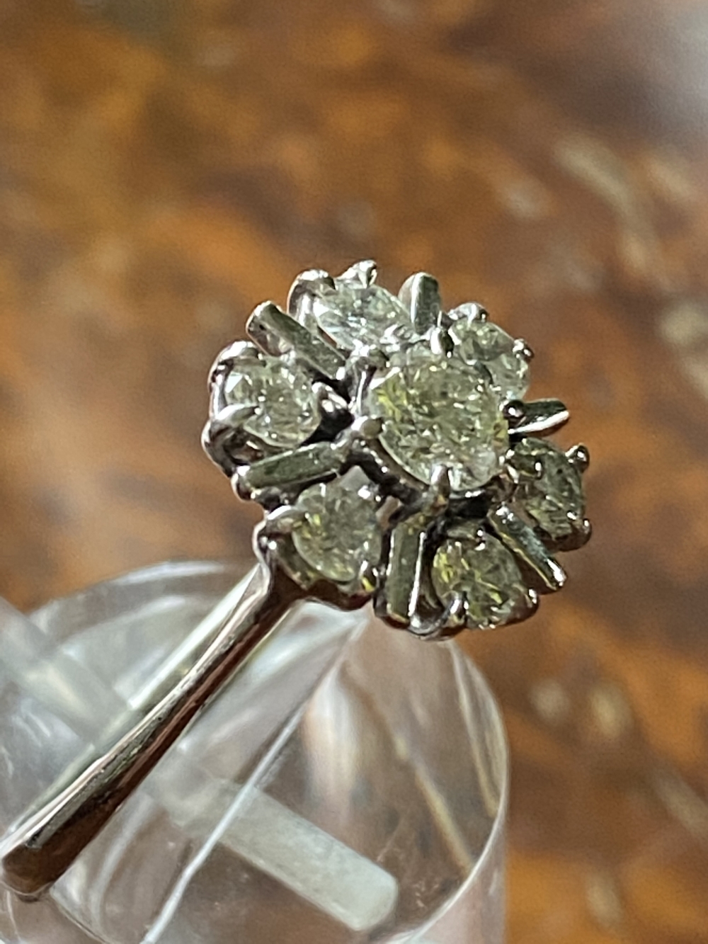 A VINTAGE 18CT WHITE GOLD DIAMOND DAISY CLUSTER RING, 1.10cts of diamond approx. Ring Size N. - Image 6 of 8