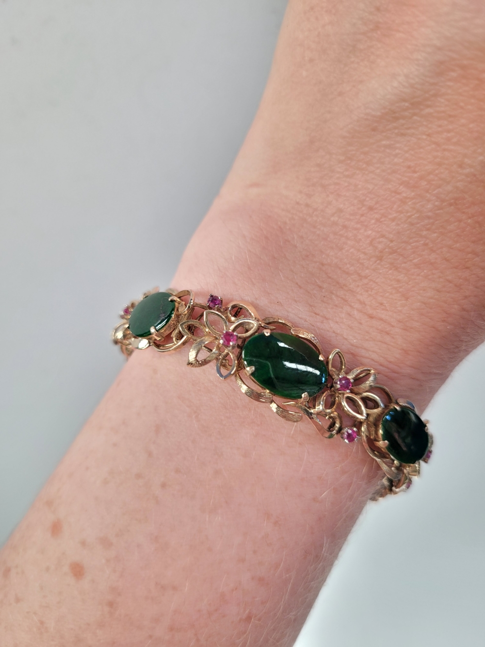 A 14CT YELLOW GOLD JADE AND RUBY BRACELET, 19cm long. Floral design setting. Marked 585 14K. - Image 5 of 7