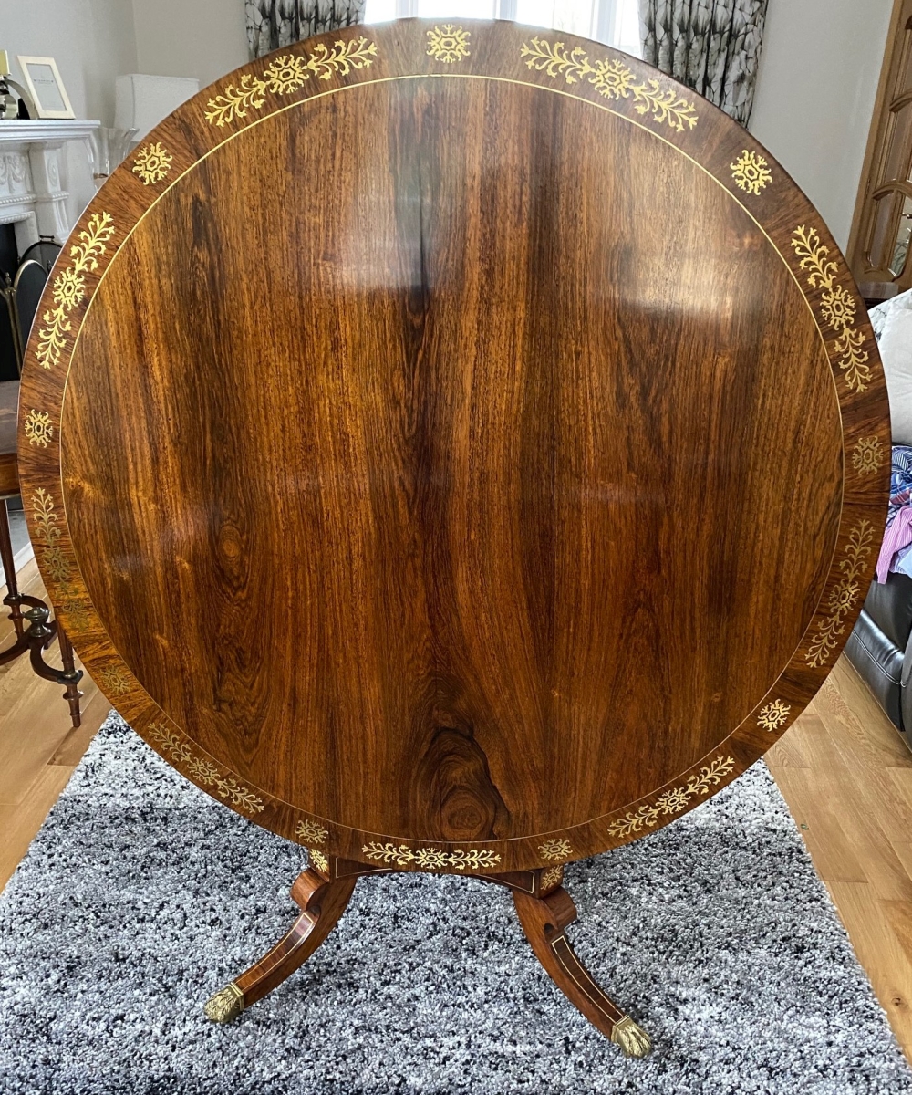 AN EXCEPTIONALLY FINE REGENCY ROSEWOOD BRASS INLAID TABLE, circular top decorated with wonderful inl