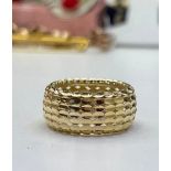 A SOLID 9CT GOLD RING, with thick detailed band, fully hallmarked: ring size approx O. weight: 2.6g