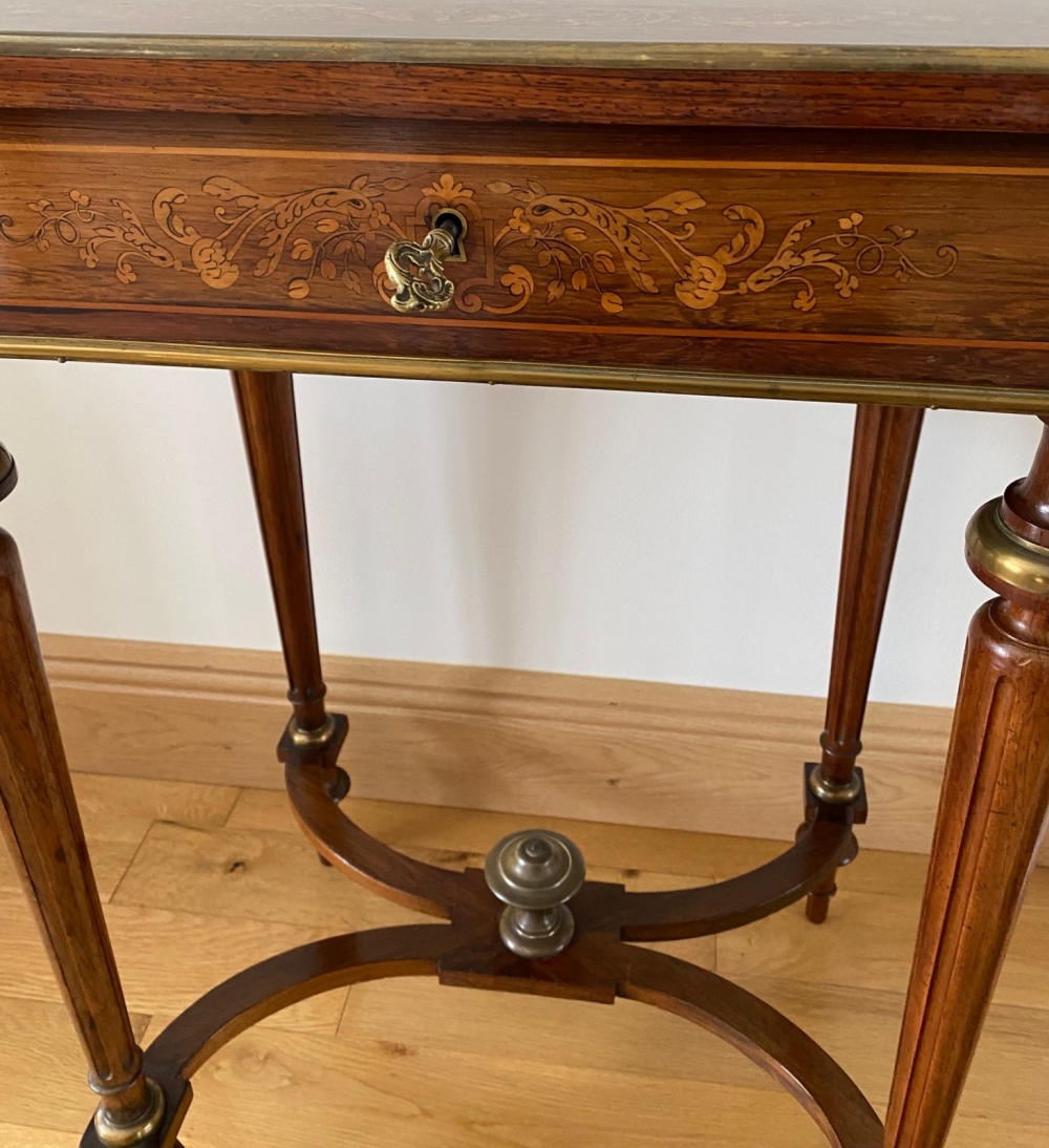 A VERY FINE ROSEWOOD CROSSBANDED & MARQUETRY INLAID SIDE TABLE, with bow ends, the top lifts to reve - Image 3 of 7