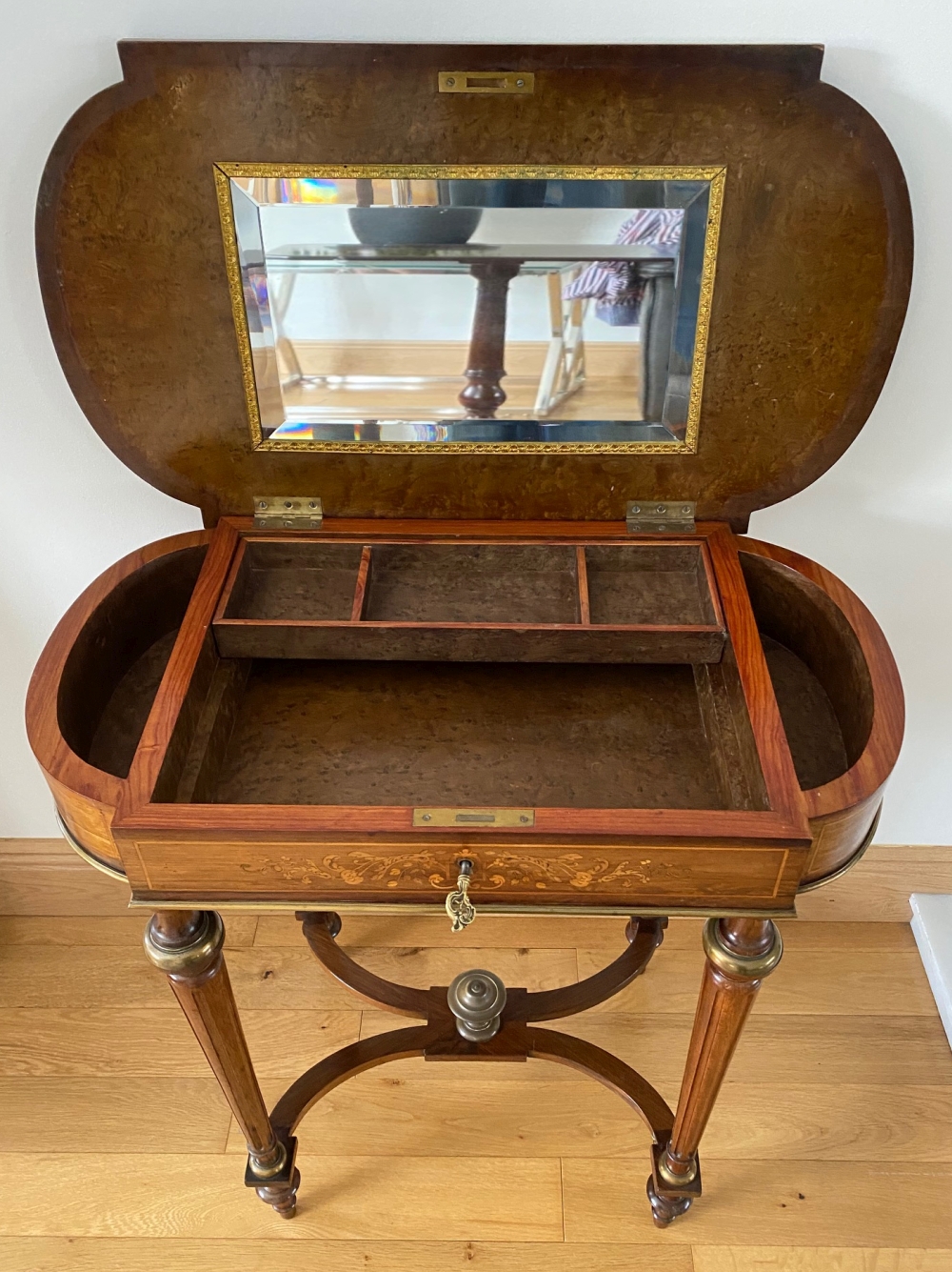 A VERY FINE ROSEWOOD CROSSBANDED & MARQUETRY INLAID SIDE TABLE, with bow ends, the top lifts to reve - Image 7 of 7