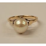 A 9CT YELLOW GOLD PEARL RING, with single pearl, marked 9ct to inside band, ring size approx: M. wei