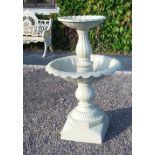 A GOOD QUALITY TWO TIER WATER FOUNTAIN / GARDEN WATER FEATURE