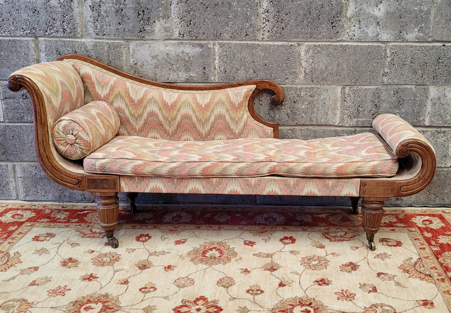 GOOD EARLY 19TH CENTURY DAY BED / CHAISE LONGUE, with scrolling rests, raised on reeded turned legs