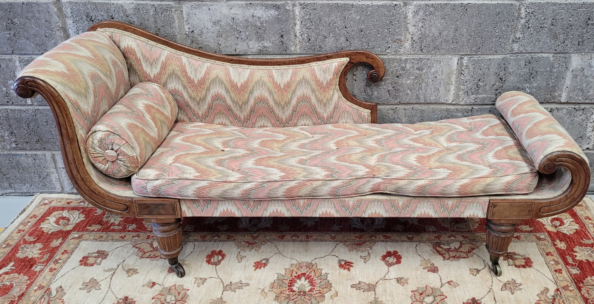 GOOD EARLY 19TH CENTURY DAY BED / CHAISE LONGUE, with scrolling rests, raised on reeded turned legs - Image 2 of 6