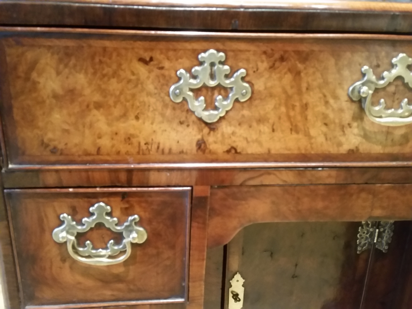 A SUPERB 18TH CENTURY GEORGE I NEATLY SIZED WALNUT KNEEHOLE DESK / DRESSING TABLE, with quarter vene - Image 4 of 6