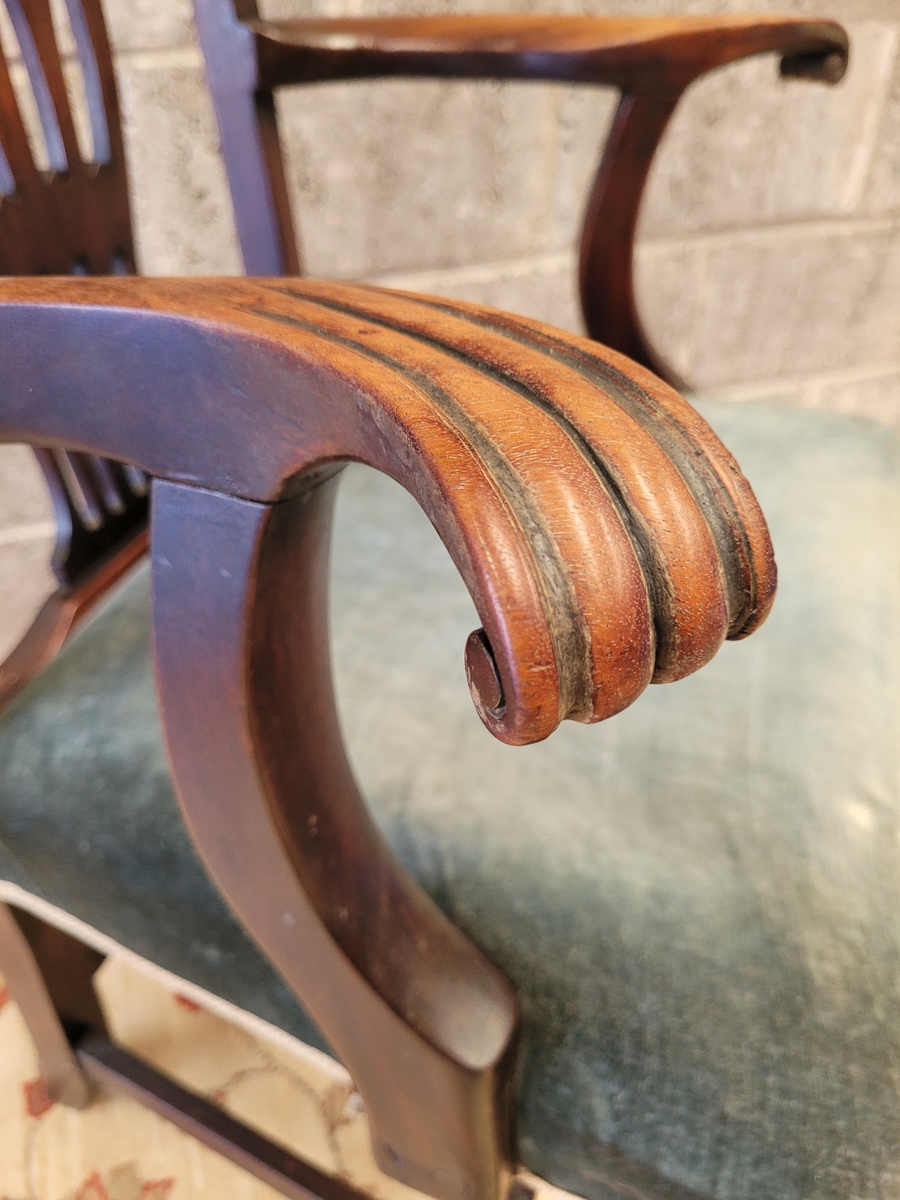 A FINE IRISH 18TH CENTURY CARVER / ARM CHAIR, with carved scroll tip arm rests, and pierced splat ba - Image 3 of 7