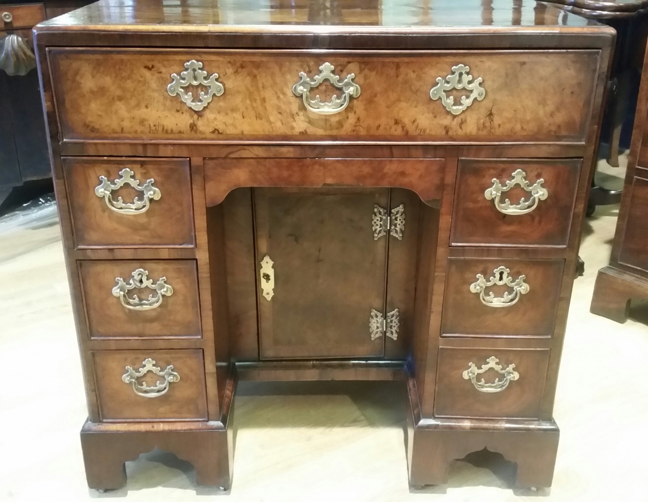 A SUPERB 18TH CENTURY GEORGE I NEATLY SIZED WALNUT KNEEHOLE DESK / DRESSING TABLE, with quarter vene