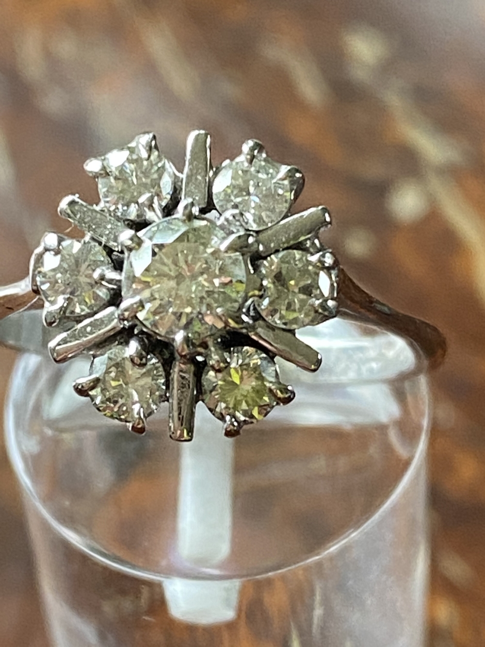 A VINTAGE 18CT WHITE GOLD DIAMOND DAISY CLUSTER RING, 1.10cts of diamond approx. Ring Size N. - Image 3 of 8