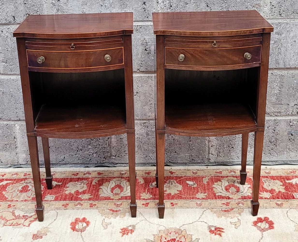 A PAIR OF MAHOGANY AND SATINWOOD INLAID BEDSIDE LOCKERS/CHESTS, with a brush slide over a single bow - Image 3 of 4