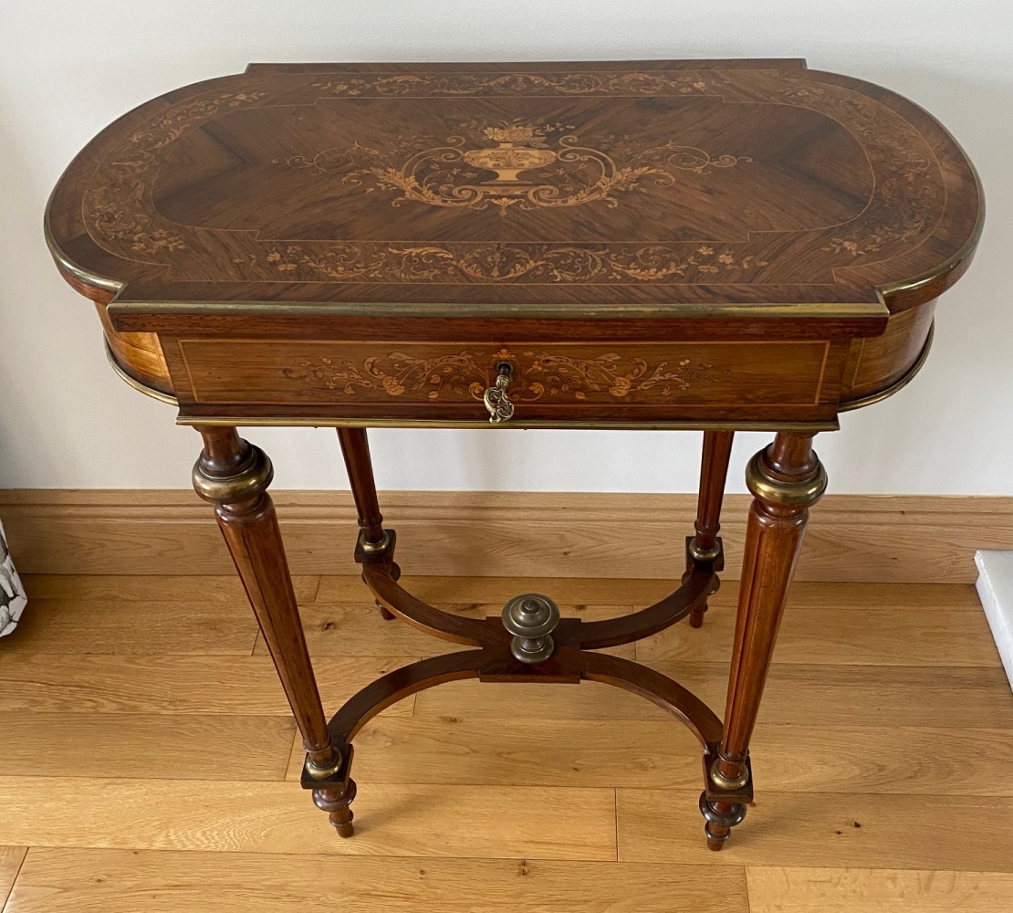 A VERY FINE ROSEWOOD CROSSBANDED & MARQUETRY INLAID SIDE TABLE, with bow ends, the top lifts to reve