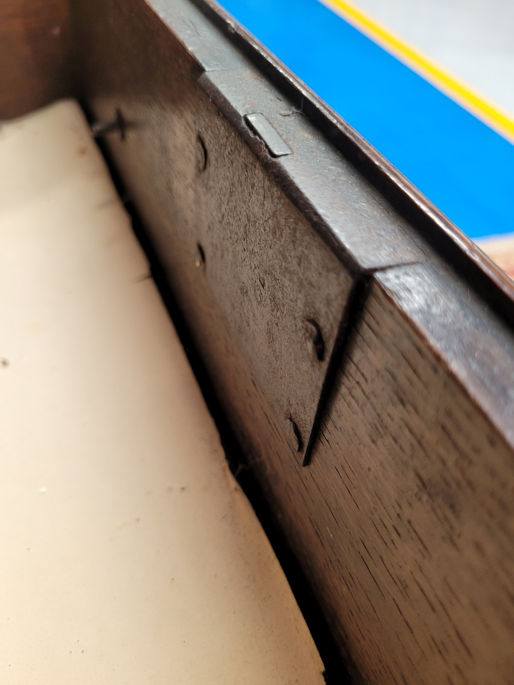 AN 18TH CENTURY OAK SIDE BOARD/ DRESSER, with raised shelved back, each shelf with plate lip and ree - Image 6 of 9