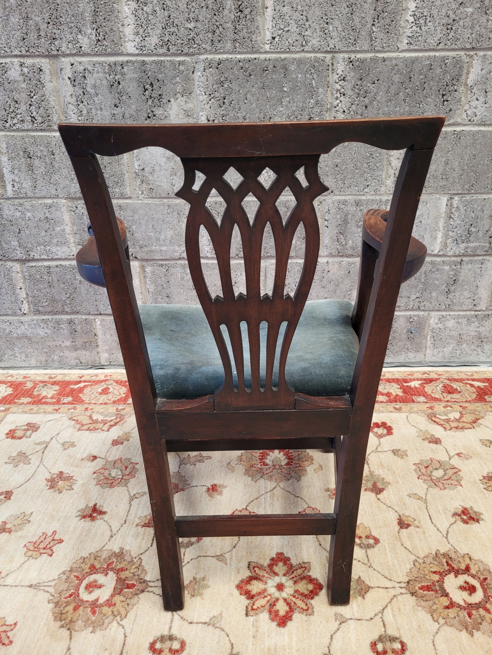 A FINE IRISH 18TH CENTURY CARVER / ARM CHAIR, with carved scroll tip arm rests, and pierced splat ba - Image 5 of 7