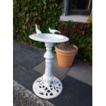 A GOOD QUALITY BIRD BATH / GARDEN ORNAMENT, with two little birds perched on the rim