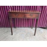 A VERY FINE GEORGIAN 2 DRAWER SIDE TABLE, with brass handles, raised on tapered square leg, 83cm (W)
