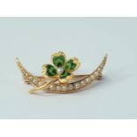 A LATE 19TH / EARLY 20TH CENTURY KREMENTZ 14CT YELLOW GOLD PEARL AND ENAMEL FOUR LEAF CLOVER BROOCH,