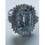 AN 18CT WHITE GOLD STUNNING AQUAMARINE & DIAMOND RING, 3.50cts Aquamarine, 1.10cts of diamond. Ring