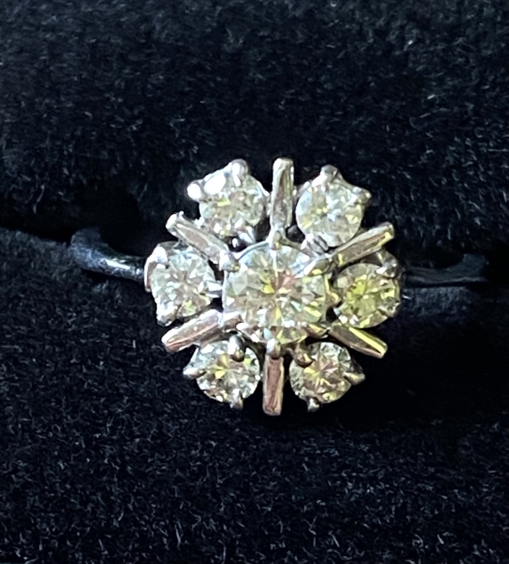 A VINTAGE 18CT WHITE GOLD DIAMOND DAISY CLUSTER RING, 1.10cts of diamond approx. Ring Size N.