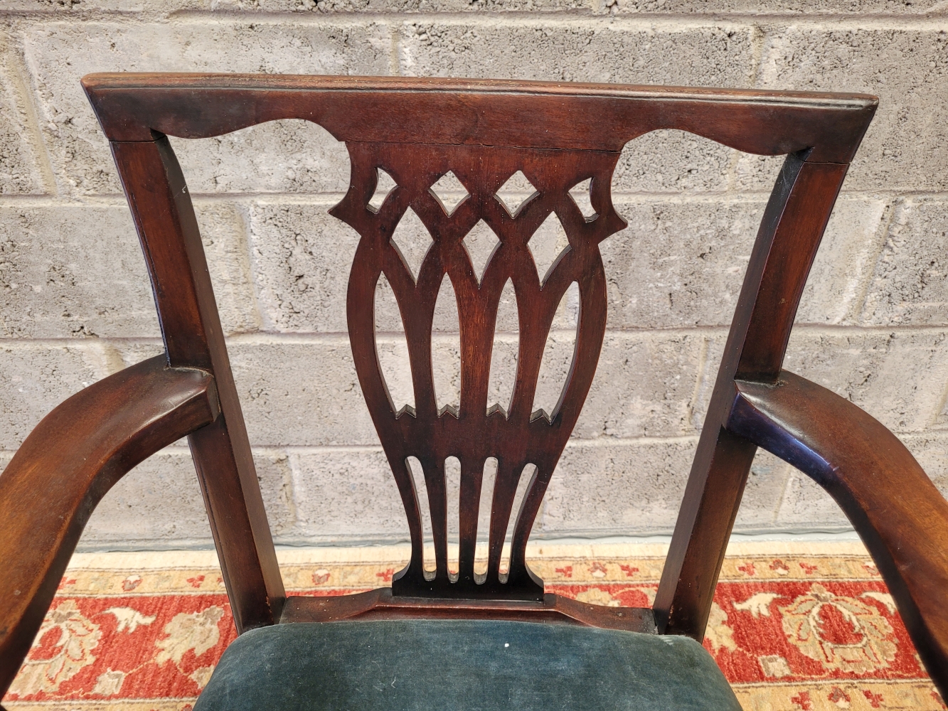 A FINE IRISH 18TH CENTURY CARVER / ARM CHAIR, with carved scroll tip arm rests, and pierced splat ba - Image 4 of 7