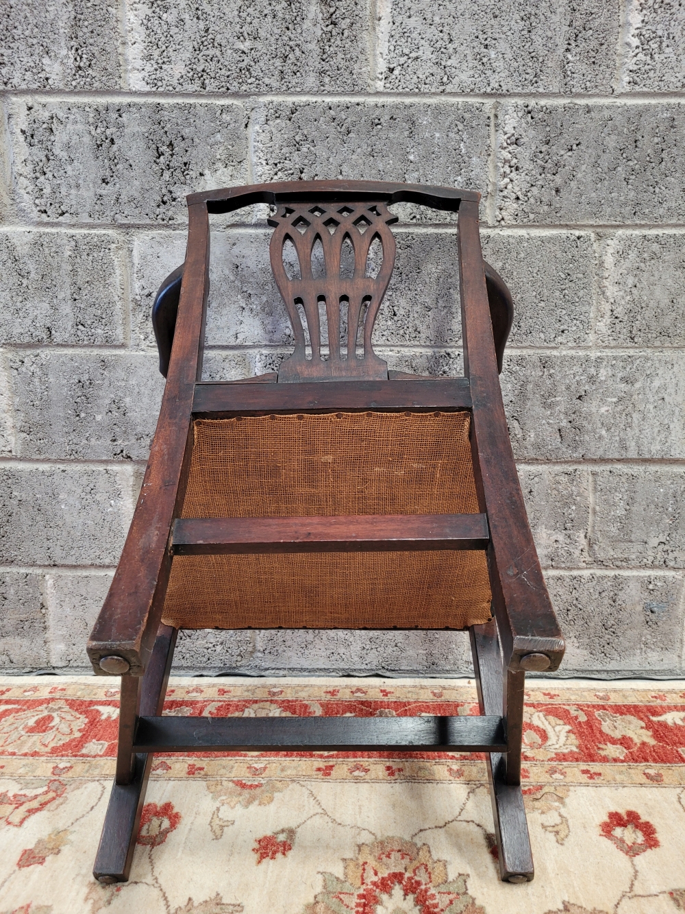 A FINE IRISH 18TH CENTURY CARVER / ARM CHAIR, with carved scroll tip arm rests, and pierced splat ba - Image 6 of 7